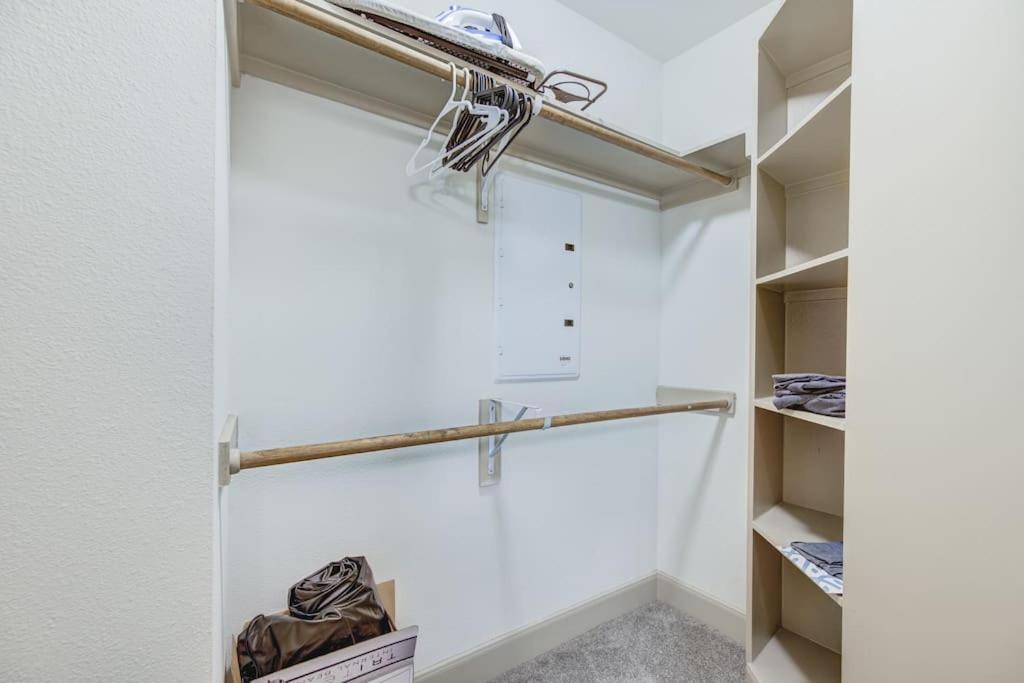 Апартаменты Chic 1Br Near Nrg With Pool Wifi Freeparking Хьюстон Экстерьер фото