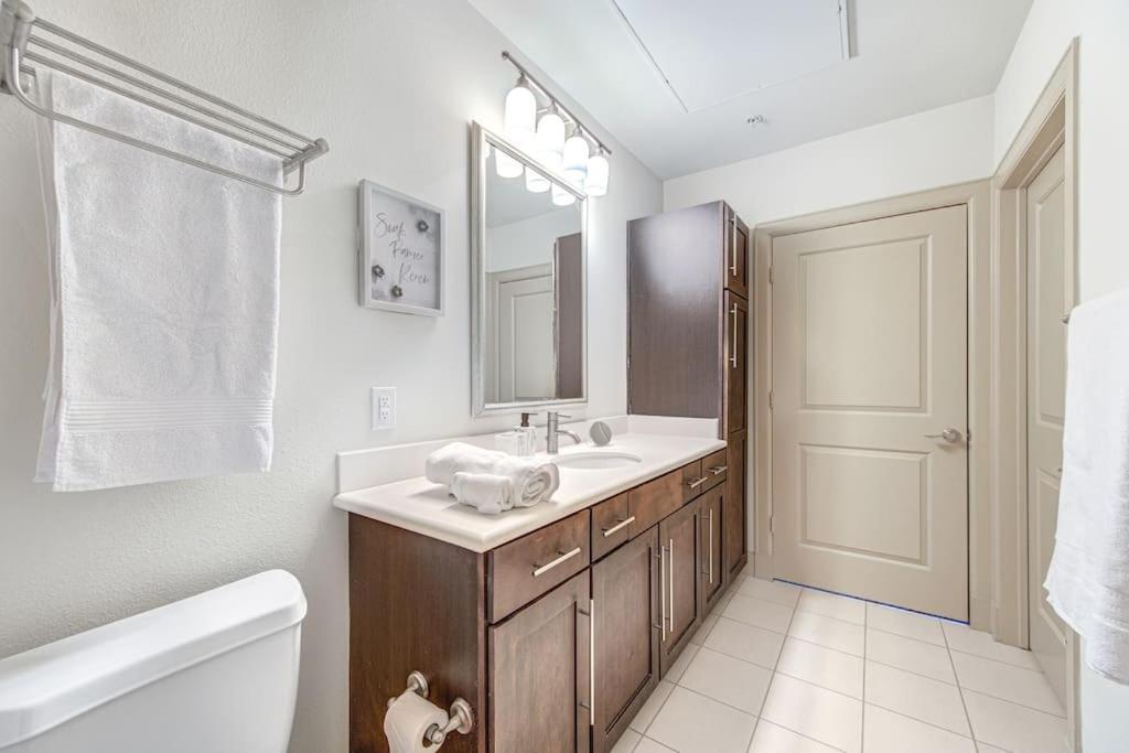 Апартаменты Chic 1Br Near Nrg With Pool Wifi Freeparking Хьюстон Экстерьер фото