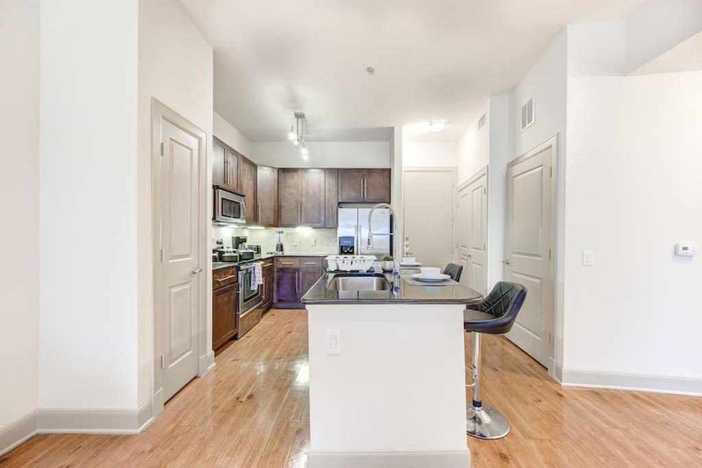 Апартаменты Chic 1Br Near Nrg With Pool Wifi Freeparking Хьюстон Экстерьер фото