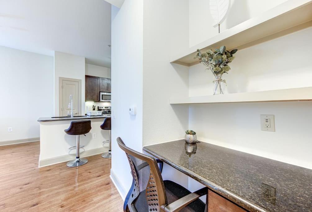 Апартаменты Chic 1Br Near Nrg With Pool Wifi Freeparking Хьюстон Экстерьер фото