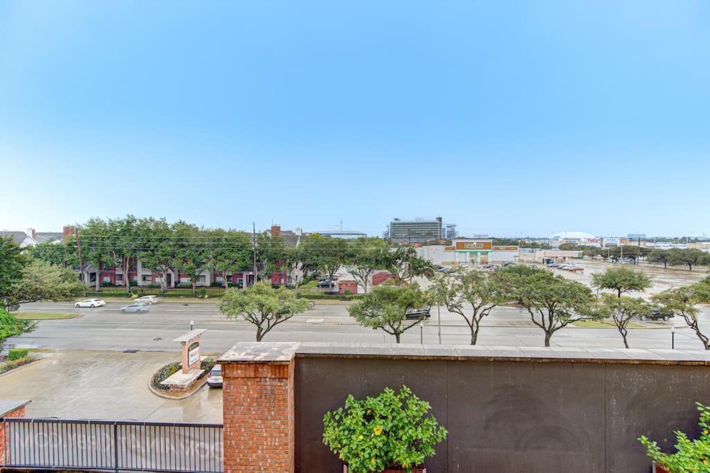 Апартаменты Chic 1Br Near Nrg With Pool Wifi Freeparking Хьюстон Экстерьер фото