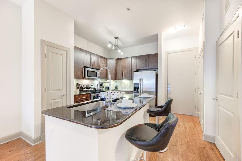 Апартаменты Chic 1Br Near Nrg With Pool Wifi Freeparking Хьюстон Экстерьер фото