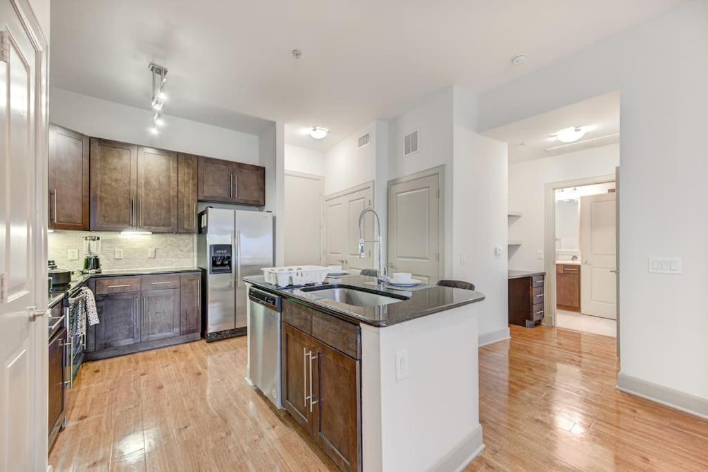 Апартаменты Chic 1Br Near Nrg With Pool Wifi Freeparking Хьюстон Экстерьер фото
