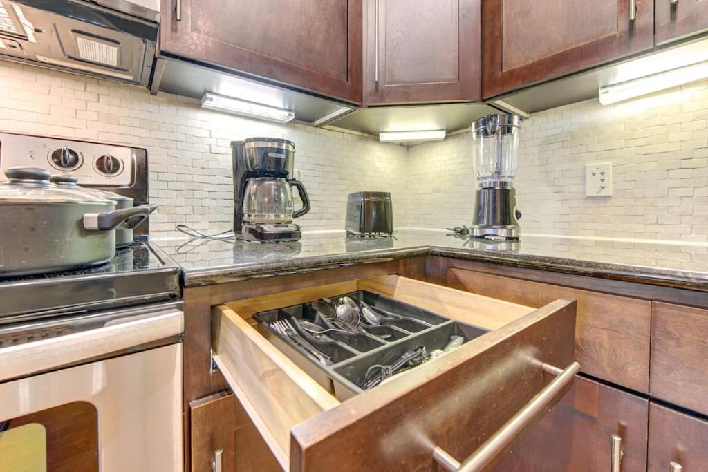 Апартаменты Chic 1Br Near Nrg With Pool Wifi Freeparking Хьюстон Экстерьер фото