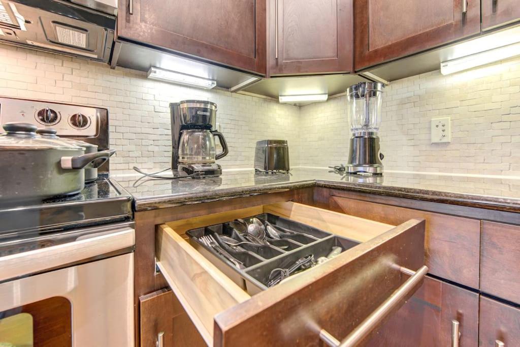 Апартаменты Chic 1Br Near Nrg With Pool Wifi Freeparking Хьюстон Экстерьер фото