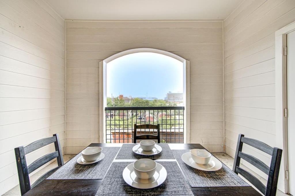 Апартаменты Chic 1Br Near Nrg With Pool Wifi Freeparking Хьюстон Экстерьер фото